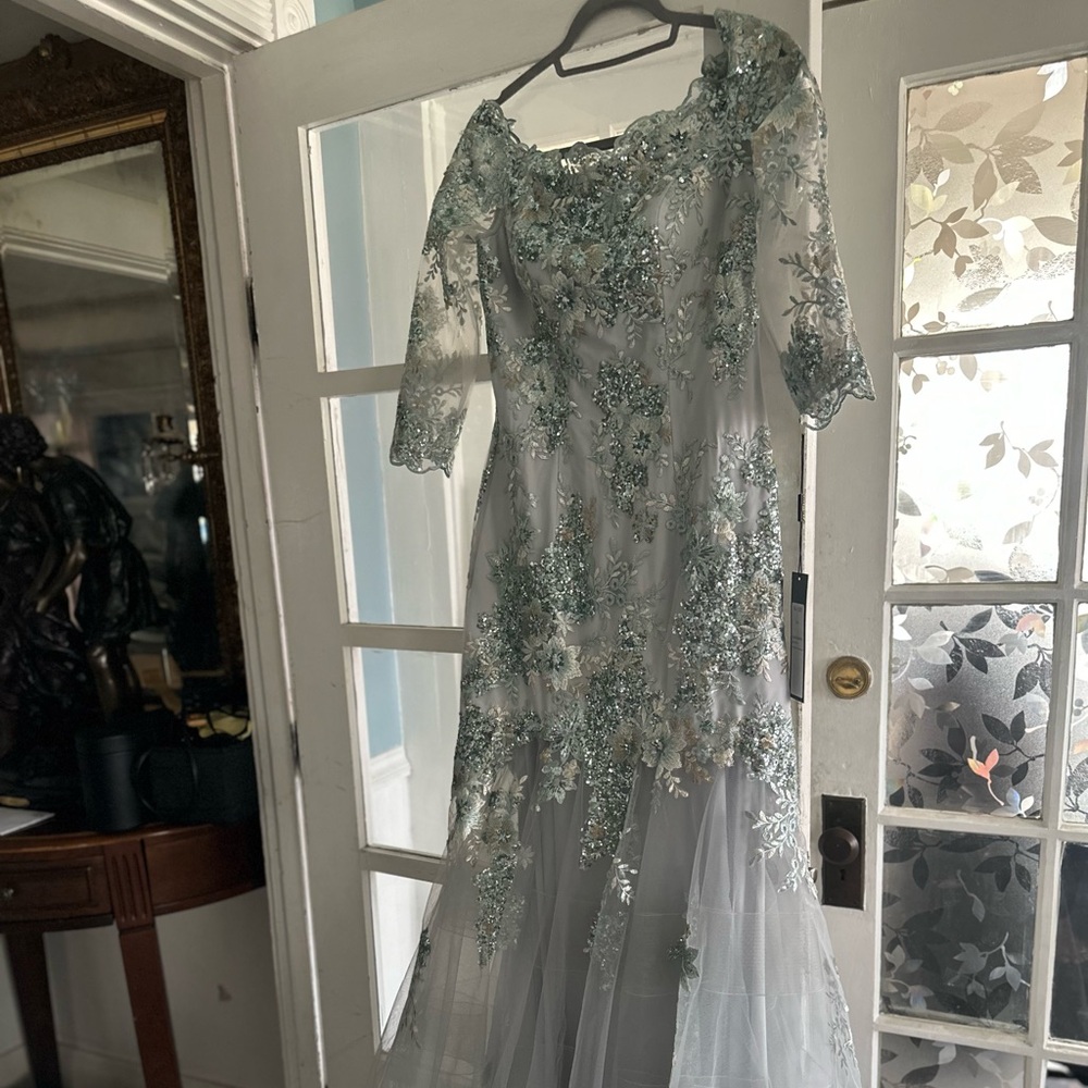 Elegant Floral Lace Evening Gown